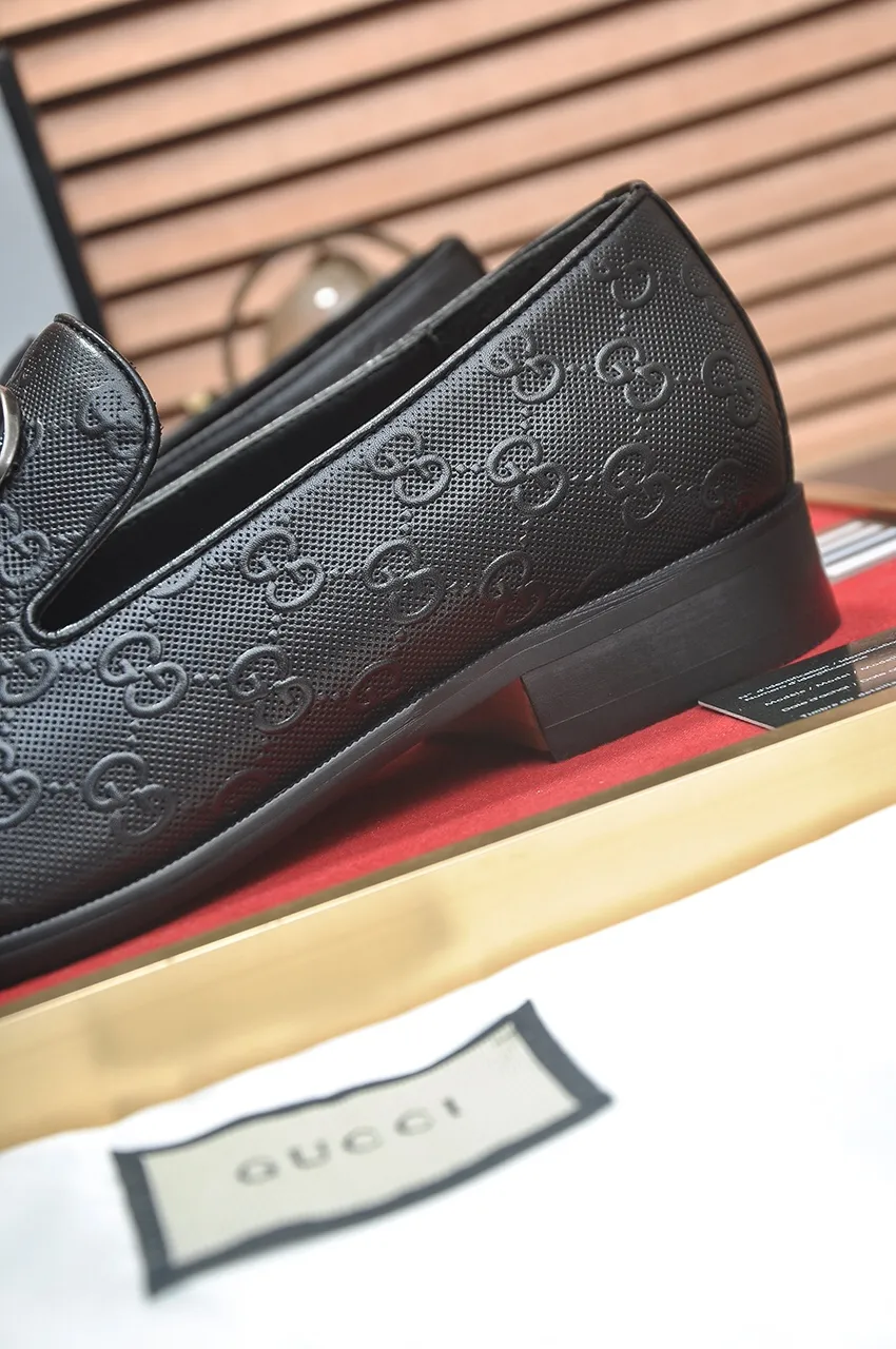 Men's shoes💰500💶Italy's top luxury men's shoe giant (GUCCI) (Gucci) (full cowhide lining) new arrival🍃Original European style🔰 Pleasant to the eye😍In order to make the shoes more durable and non-deformable🌀The production continues to follow traditional methods but there is still no lack of innovation💪Choose original sheepskin for the leather♻️ Smooth and natural And extra bright ⭐Made of imported cowhide, the first choice of rich people 38-45 (45 customized)